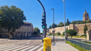 Piso céntrico en el Casco Antiguo de Salamanca, cuenta con una habitación con 2 camas Queen,zona de aparcamiento con facilidad fuera (calle)